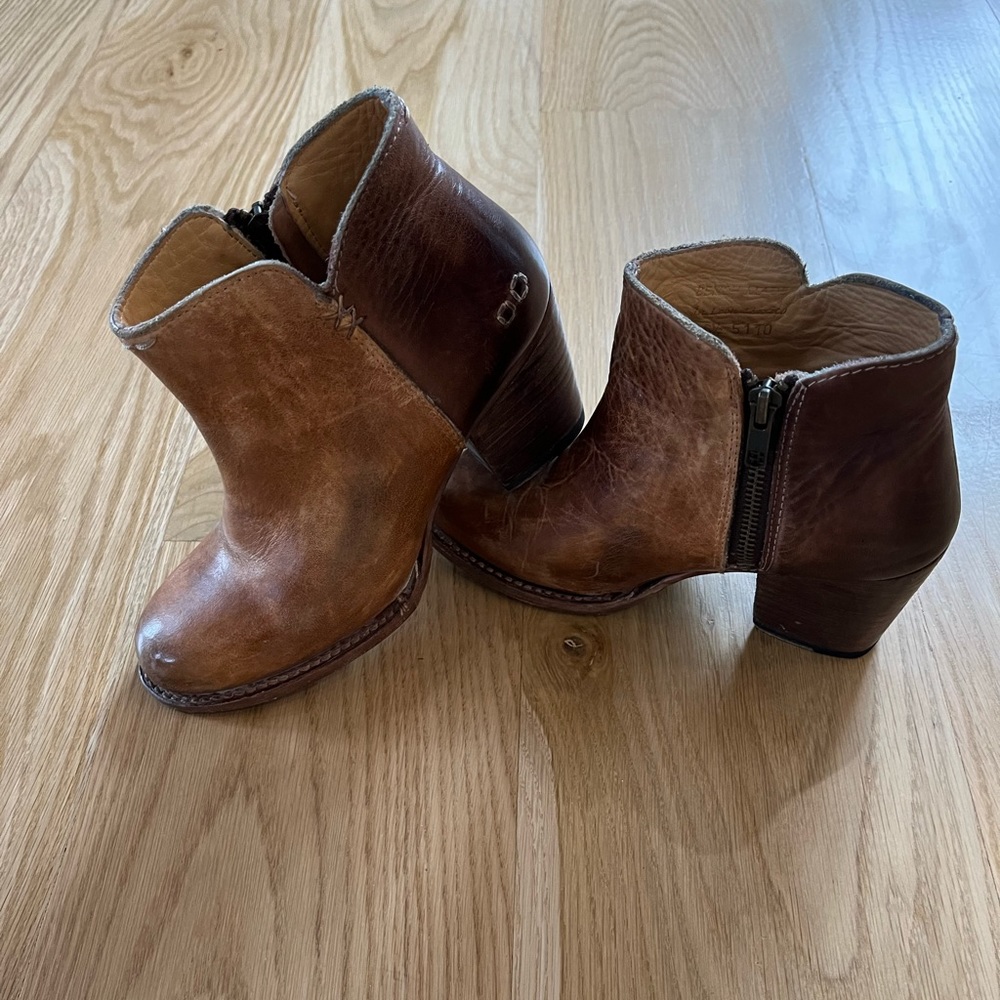 Bedstu Womens two-tone leather booties.  Size 6.5